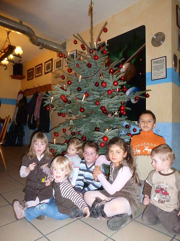 Der Christbaum mit unseren Kleinen Gästen