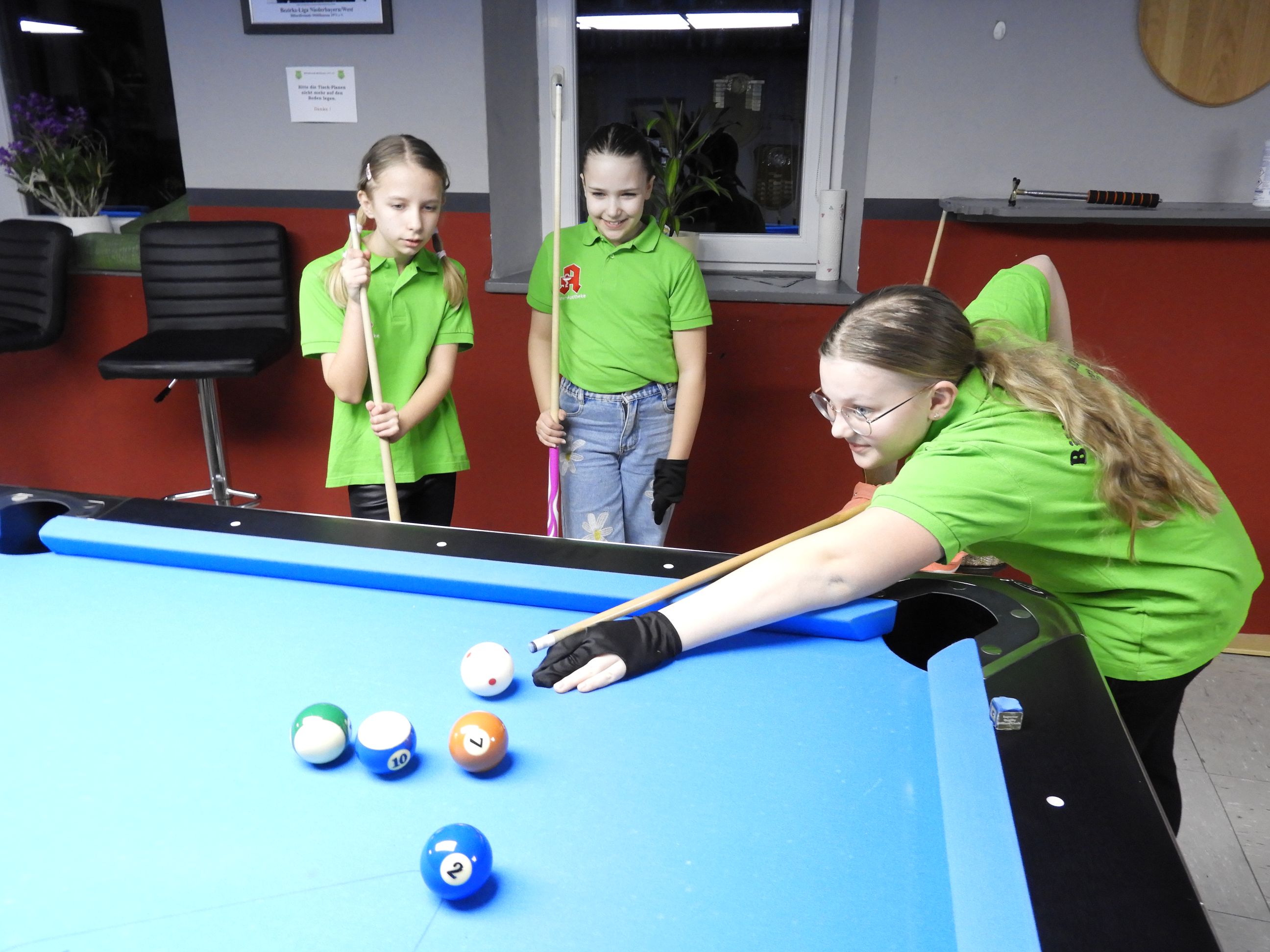 Mädels beim Billardspielen kleinJPG